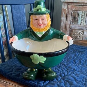 Leprechaun holding pipe vintage